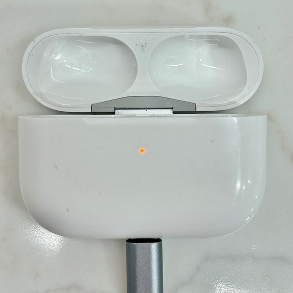 AirPods Pro - 2nd Generation - MagSafe & Lightning - Charging Case Only - A2700 - Picture 5 of 6